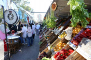Argentinos realizan compran en feria barriales