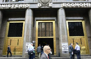 El primer pago de deuda para los bonistas reestructurados