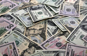 Dólar libre a $12,20,oficial opera a $8,02