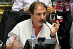 Taxis: Los choferes deberán estar en relación de dependencia