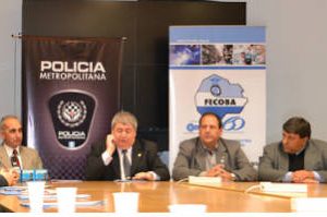 La Metropolitana entregó botones antipánico a comerciantes