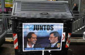 Plaza de Mayo con llamativos afiches