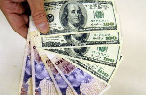 El dólar sigue en alza y alcanza los $8