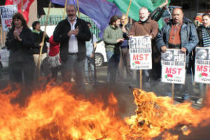 El MST marchó a Economía y quemó un «buitre»
