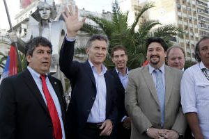 Macri y Closs, inaugurando réplica de las Cataratas