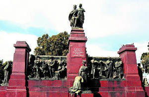 Otro monumento a Colón está abandonado y vandalizado