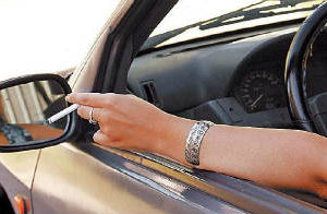 Proponen que se prohíba fumar mientras se maneja