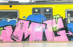 Tres grafiteros debieron limpiar los trenes que habían pintado
