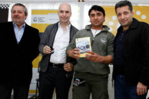 La ciudad junto a Suterh entregaron botones antipático