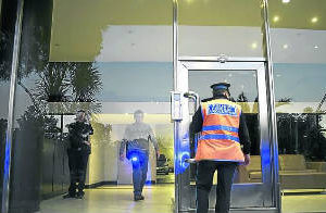 Balearon el edificio donde vive Ciccone