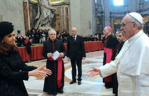 Cristina, la primera en saludar al Papa