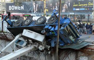 Grúa cayó en un pozo,hay tres heridos