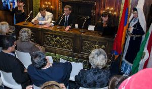 Encuentro de colectividades en el stand de la Legislatura