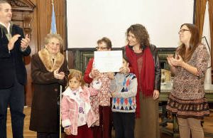 Distinguen a Buscarita Roa