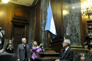Izaron la bandera al inicio de la sesión