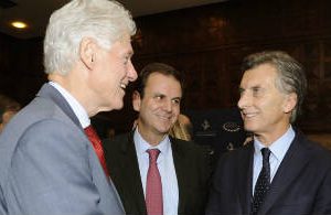 Macri, con Clinton en una cumbre en Brasil