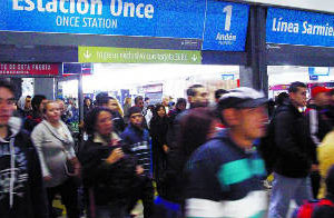 Segundo día con demoras en el Sarmiento dejó fuertes cruces