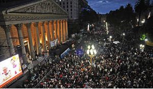50.000 fieles vieron en directo la asunción de Francisco