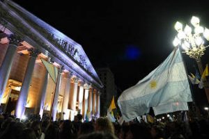 Francisco emocionó a la multitud que aguardó la misa