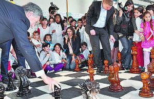Macri jugó una partida con los maestros de ajedrez