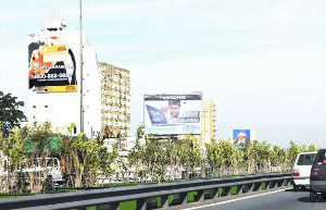 Las autopistas con macetas y árboles