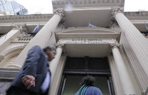 La caída de las reservas es por el pago de deudas