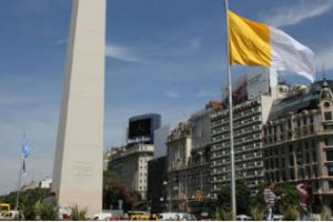 La Bandera del Vaticano, en la Plaza de la República