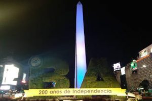 En su 80° Aniversario, el obelisco con iluminación nueva