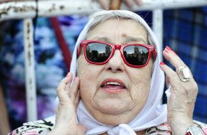 Prohibida salir del país: Bonafini imputada por defraudación al Estado