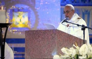 Multitudinaria misa de Francisco en Aparecida