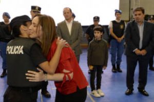 Vidal: Hizo entrega de chalecos, en Lomas de Zamora