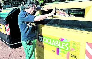 Contenedores verdes en el Centro para reciclar la basura