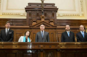 Escuelas : Educación religiosa obligatoria