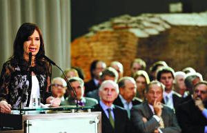 Cristina, en la Rosada: “Los saqueos fueron planificados”