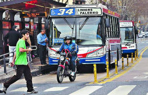 Descontrol:Las motos invade carril del metrobus