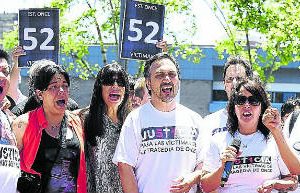 Once tragedia: Duras críticas de familiares a 22 meses