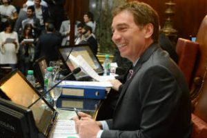 Legislan un plan educativo para prevenir adicciones