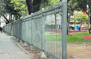 Flores:Enrejan otra plaza màs