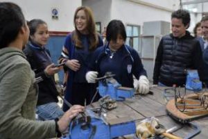 Vidal visitó escuela en San Miguel