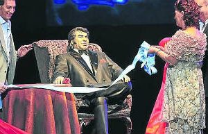 Inauguran una estatua en homenaje a Sandro