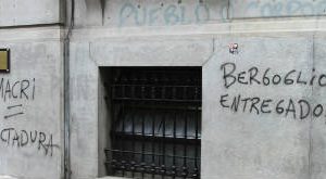 Pintada en la fachada de la Legislatura.