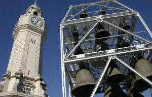 Palacio Legislativo:En lo alto, el imponente carillón