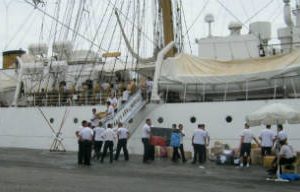Fragata:llega a Mar del Plata, pan y circo