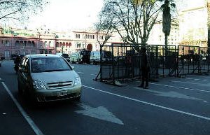Habilitan un carril de cada lado de la Plaza