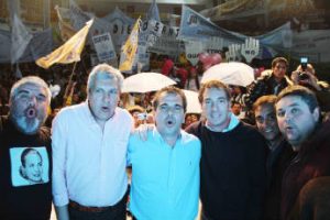 «Le pedimos a la Presidente CFK que se compre un audifono.