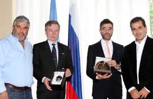 Ritondo, Quattromano inauguraron una muestra fotografica.