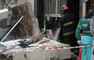 Se desplomó una marquesina y mató a una persona