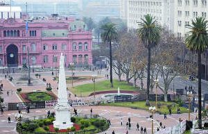 La Plaza de Mayo tiene más vallas