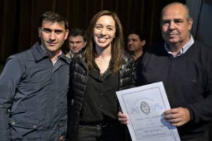 Vidal entregó escritura de viviendas en Rojas