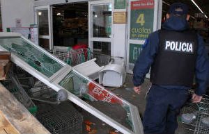 Bariloche: saquean supermercado y se enfrentan con Policía